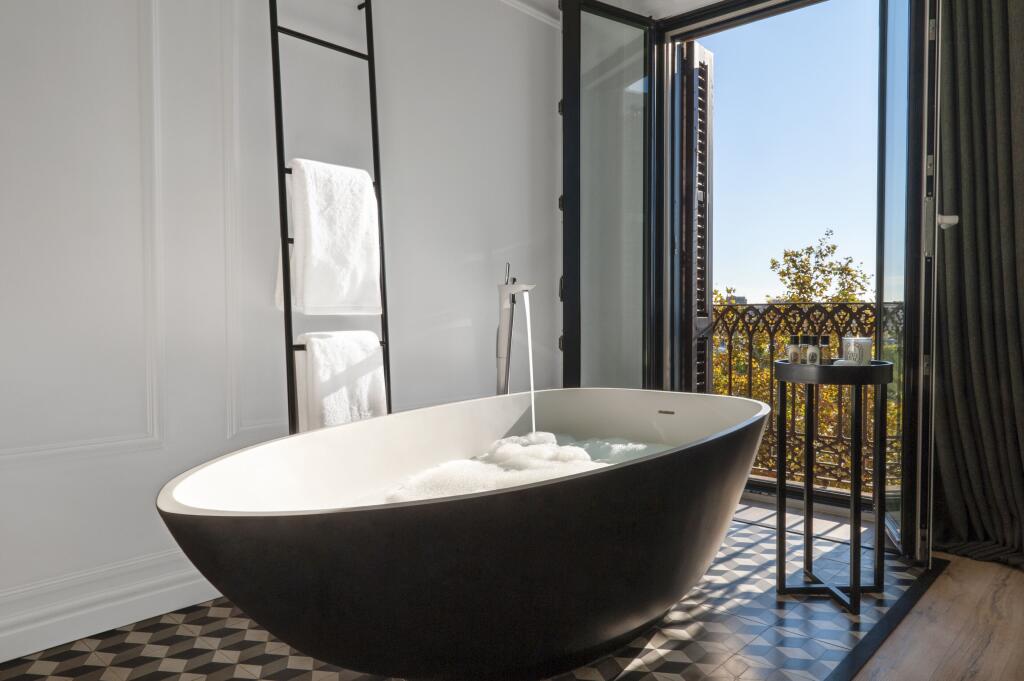 Serras Barcelona - Luxury hotel with outdoor pool, near Port de Barcelona Serras Barcelona – Luxury hotel in Barcelona, Spain