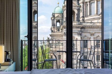 Radisson Collection Hotel, Berlin - Luxury hotel with spa, near Alexanderplatz Radisson Collection Hotel, Berlin – Luxury hotel in Berlin, Germany