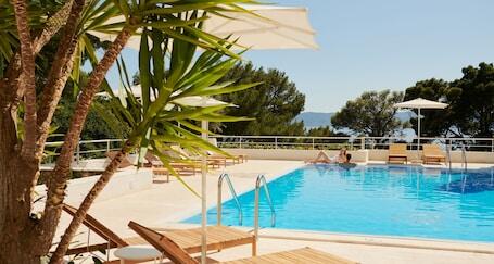 Bluesun Hotel Maestral - Beachfront hotel with outdoor pool, near Brela Beach Bluesun Hotel Maestral – Luxury hotel in Brela, Croatia
