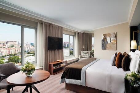 Corinthia Lisbon - Luxury hotel with full-service spa, connected to the convention center, near Gulbenkian Museum
 Corinthia Lisbon – Luxury hotel in Lisbon, Portugal