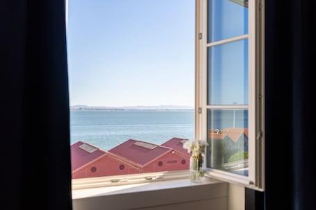The Editory Riverside Hotel, an Historic Hotel - Luxury hotel with restaurant, connected to a rail/subway station, near Rossio Square
 The Editory Riverside Hotel, an Historic Hotel – Luxury hotel in Lisbon, Portugal