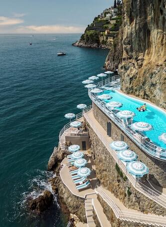 Hotel Miramalfi - Luxury beachfront hotel with outdoor pool, near Amalfi Beach Hotel Miramalfi – Luxury hotel in Amalfi, Italy