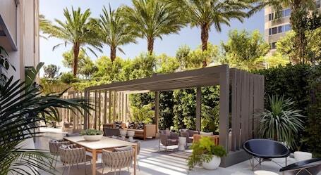 Fairmont Century Plaza – Luxury hotel in Los Angeles, United States