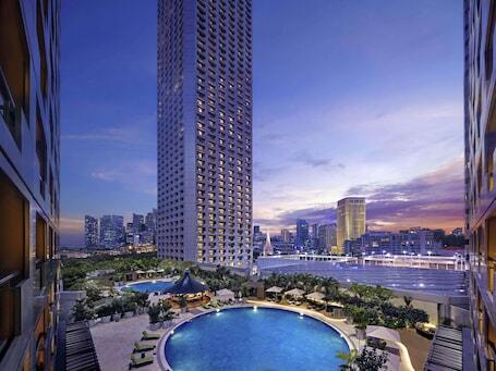 Fairmont Singapore - Luxury hotel with full-service spa, connected to the convention center, near Bugis Street Shopping District Fairmont Singapore – Luxury hotel in Singapore, Singapore