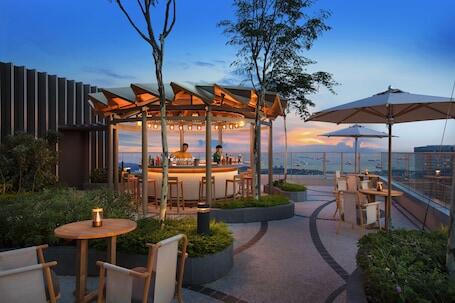 ANDAZ SINGAPORE, BY HYATT - Luxury hotel with outdoor pool, connected to a shopping center, near Bugis Street Shopping District ANDAZ SINGAPORE, BY HYATT – Luxury hotel in Singapore, Singapore