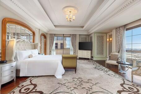 Al Habtoor Palace - Luxury hotel with 3 restaurants, near Burj Khalifa Al Habtoor Palace – Luxury hotel in Dubai, United Arab Emirates