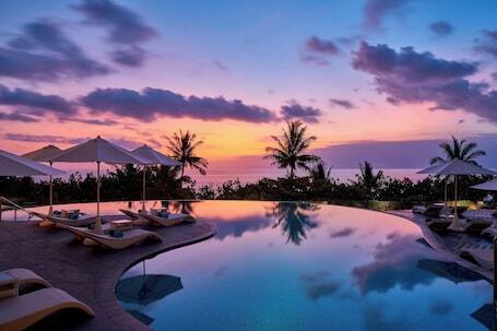 Sheraton Bali Kuta Resort - Luxury hotel with full-service spa, connected to a shopping center, near Beachwalk Shopping Center
 Sheraton Bali Kuta Resort – Luxury hotel in Kuta, Indonesia