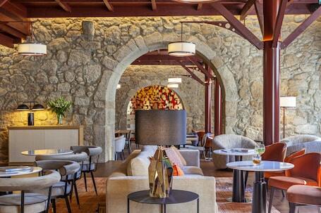 Timbre Virtudes - Luxury hotel with restaurant, connected to the convention center, near Ribeira Square
 Timbre Virtudes – Luxury hotel in Porto, Portugal