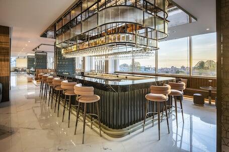 Renaissance Porto Lapa Hotel - Luxury hotel with restaurant, connected to a rail/subway station, near Porto City Hall
 Renaissance Porto Lapa Hotel – Luxury hotel in Porto, Portugal