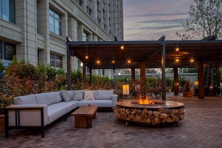 JW Marriott Bucharest Grand Hotel - Luxury hotel with casino, connected to the convention center, near Izvor Park
 JW Marriott Bucharest Grand Hotel – Luxury hotel in Bucharest, Romania