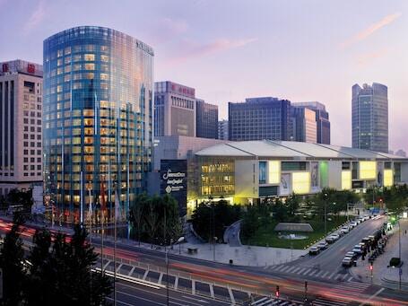 The Ritz-Carlton Beijing Financial Street - Luxury hotel with indoor pool, connected to a shopping center, near Beijing Financial Street
 The Ritz-Carlton Beijing Financial Street – Luxury hotel in Beijing, China