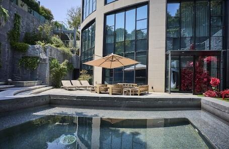The Anandi Hotel and Spa Shanghai - Luxury hotel with full-service spa, connected to the convention center, near Hongqiao Linkong Economic Zone
 The Anandi Hotel and Spa Shanghai – Luxury hotel in Shanghai, China