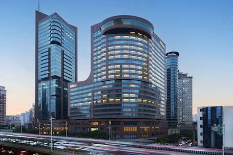Hilton Shanghai City Center - Luxury hotel with indoor pool, near Jing'an Temple  Hilton Shanghai City Center – Luxury hotel in Shanghai, China