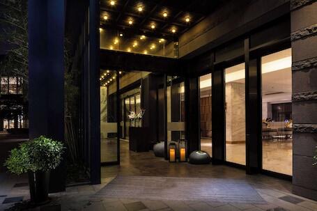 DoubleTree by Hilton Shanghai Hongqiao - Luxury hotel with indoor pool, connected to the convention center, near National Exhibition and Convention Center
 DoubleTree by Hilton Shanghai Hongqiao – Luxury hotel in Shanghai, China