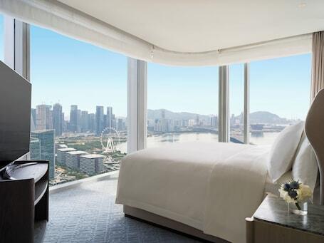 The St. Regis Shenzhen Bao'an - Luxury hotel with indoor pool, connected to a shopping center, near Yifang Center
 The St. Regis Shenzhen Bao'an – Luxury hotel in Shenzhen, China
