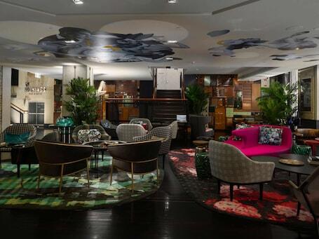 QT Sydney - Luxury hotel with full-service spa, connected to a shopping center, near Hyde Park
 QT Sydney – Luxury hotel in Sydney, Australia