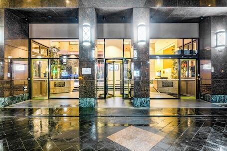 Stamford Plaza Melbourne - Luxury hotel with indoor pool, near Regent Theatre  Stamford Plaza Melbourne – Luxury hotel in Melbourne, Australia