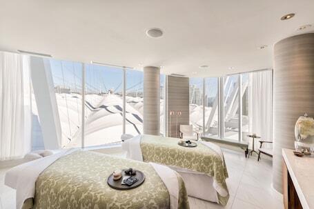 JW Marriott Parq Vancouver - Waterfront hotel with 2 restaurants, near BC Place Stadium  JW Marriott Parq Vancouver – Luxury hotel in Vancouver, Canada