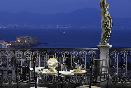 Grand Hotel Parkers - Luxury hotel with 2 restaurants, connected to a shopping center, near Via Toledo
 Grand Hotel Parkers – Luxury hotel in Naples, Italy