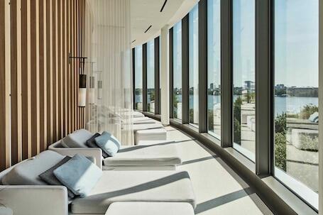 The Fontenay - Luxury hotel with full-service spa, connected to the convention center, near Reeperbahn
 The Fontenay – Luxury hotel in Hamburg, Germany
