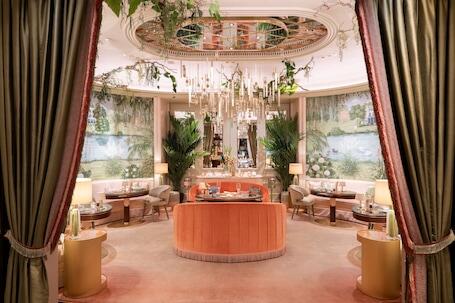 Fairmont Hotel Vier Jahreszeiten Hamburg - Luxury hotel with full-service spa, connected to the convention center, near Miniatur Wunderland
 Fairmont Hotel Vier Jahreszeiten Hamburg – Luxury hotel in Hamburg, Germany