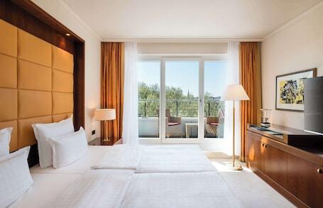 Grand Elysee Hamburg - Luxury hotel with full-service spa, connected to the convention center, near University of Hamburg
 Grand Elysee Hamburg – Luxury hotel in Hamburg, Germany