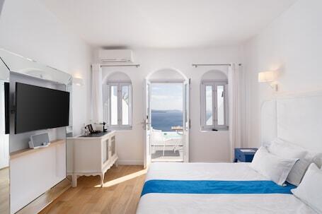 Villaki Oia luxury hotel in Santorini