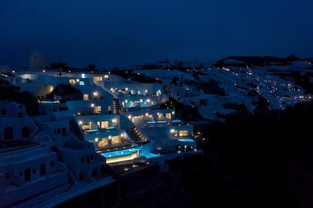 Saint Santorini luxury hotel in Santorini