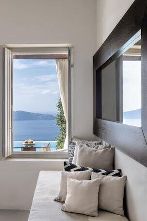 West East Suites hotel photo in Santorini