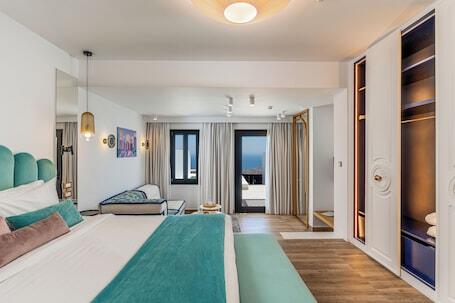 Cresanto Luxury Suites  luxury hotel in Santorini