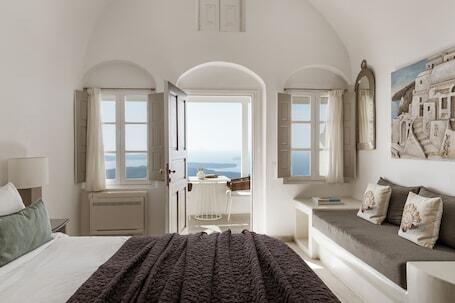 Aqua Luxury Suites luxury hotel in Santorini
