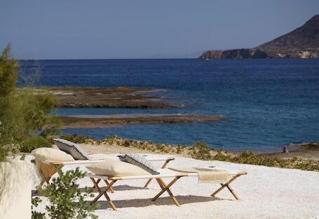 White Pebble Suites luxury hotel in Milos