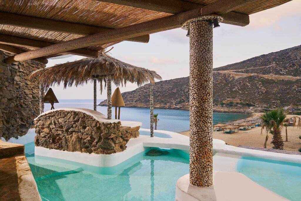 Calilo - Ios beachfront hotel with restaurant and pool bar Calilo – Luxury hotel in Ios, Greece