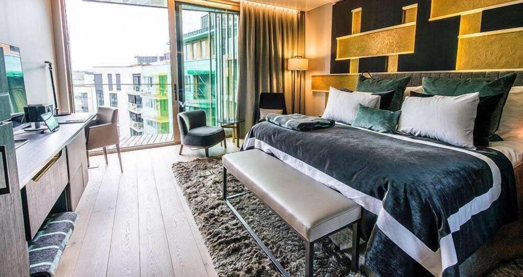 THE THIEF - Sleek Art-Filled Retreat by the Fjord THE THIEF – Luxury hotel in Oslo, Norway